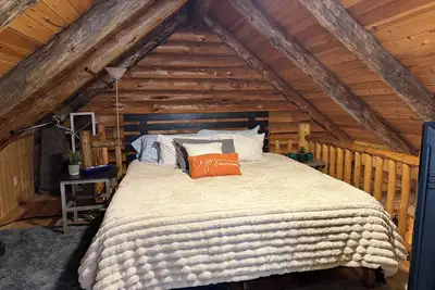 Image de Modern Rustic authentic log cabin on Borden Lake.