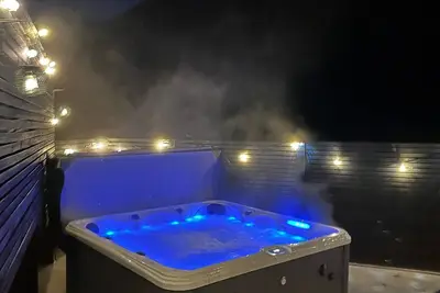 Image de Barn with hot tub - Near Brecon, Zip World & Cardiff