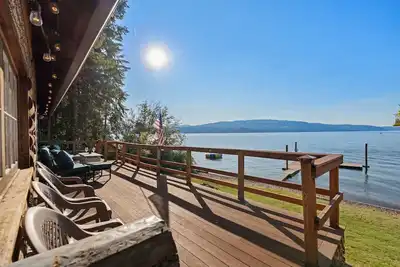Image de Lakefront Cabin Sleeps 6 – Private Dock, Jacuzzi, 80' Beachfront & Sunsets!
