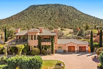 Image de The Pinto Estate | Pool, Sauna, Pickleball, Games, Cinema & Red Rock Views!