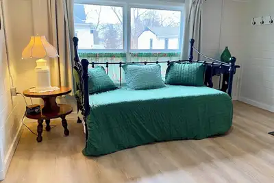 Image de Surprisingly Sunny & Spacious 1 bedroom basement apt. w/King bed + 2 twin beds