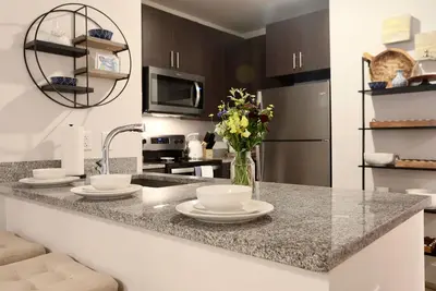 Image de So Close to the Square - Colonel's Square Getaway