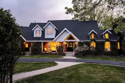 Image de Spacious 4-Bedroom Themed Retreat w/ Amenities