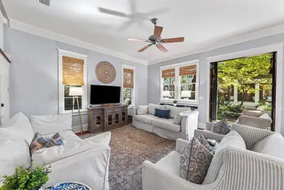 Image de La Maison Rosemary - Access to private beach, 4 community pools, and 4 free bikes!