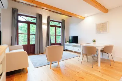 Image de Spacious and Family Flat by HostWise