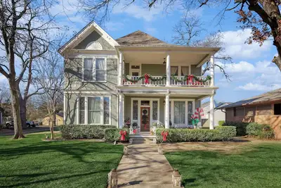 Image de The Denton Street Holiday House, an 1893 Victorian in the Historic District
