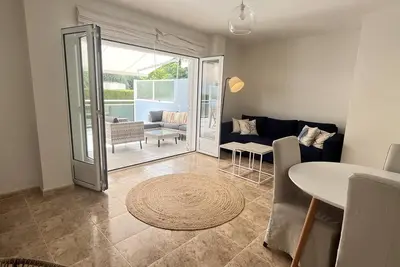 Image de 3 chambres au rez-de-chaussée avec piscine et park