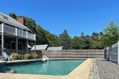 Image de 2 Mins to Beach + Heated Saltwater Pool, Views!