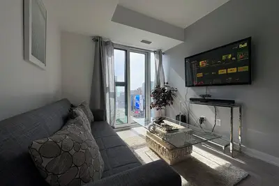 Image de Toronto Luxury Condo | Dundas Square Views From Above