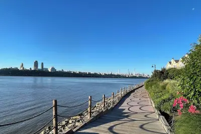 Peaceful Hudson Riverfront Condo Free Parking