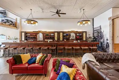 Image de Historic Yellowstone Saloon | Sleeps 25 + Hot Tub