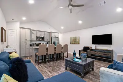 Image de The Pretty Peacock - This Cozy Lakewood Home