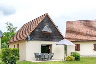 Image de Belle maison dans un parc avec grande piscine