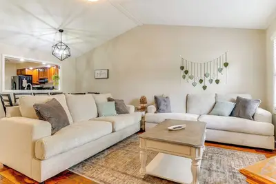 Image de 14 Mi to Dtwn Indy: Family Gem w/ Yard