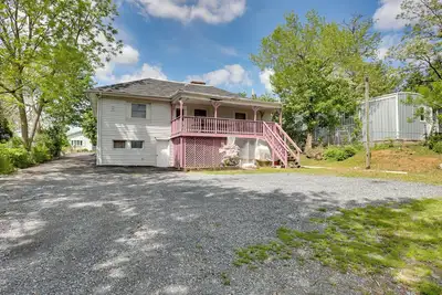 Image de 9 Mi to Midtown: Convenient Harrisburg Apt