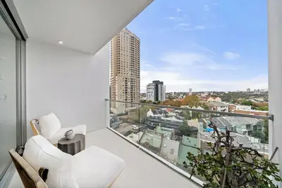 Image de Bright 2br Pad with Scenic City-View, Gym & Pool