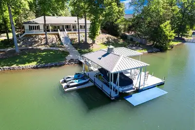 Image de Lakefront Spacious Home w/dock