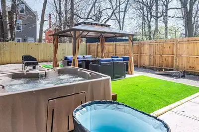 Image de 5br Family Retreat Oasis w Hot Tub, 5 min to Dt!