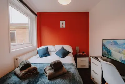 Image de Modern 6-Bed House Near City Centre with Parking & Fast WiFi