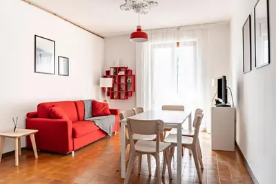 Image de Cozy 80 sqm apartment located on the first floor of a building with a lift, ideal for hosting up to 6 people. Located in Garda, the accommodation boasts a strategic position: the beach is just a 2-minute walk away, while the city center can be easily reac