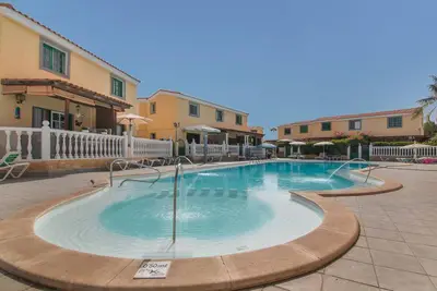 Vacances 'Parrales' avec piscine partagée, Wi-Fi et climatisation