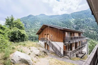 Appartement 'Spa Fleures D'Orelle' avec vue sur la montagne, terrasse privée et Wi-Fi