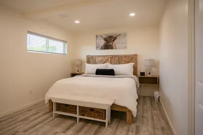 Image de Unwind in this stylish, fully remodeled farmhouse with mountain views and a private hot tub