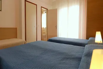 Image de Plage et ville accessibles à pied