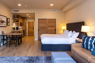 Image de Polished Condo|Centrally Located with Village Views