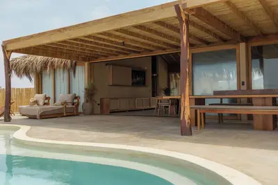 Image de Hermosa casa con piscina frente al mar
