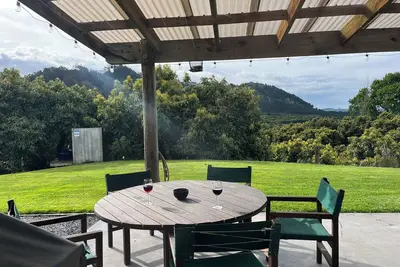 Image de Private Bach in Waihi Beach with stunning orchard views and beyond. Pet-friendly