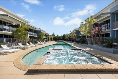 Image de Top Floor Studio Unit in Urangan Ocean Harbour Views Pool Spa