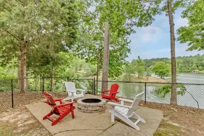 Image de Chic Lakeside Hideaway-Close to Ua-5br-Game Room
