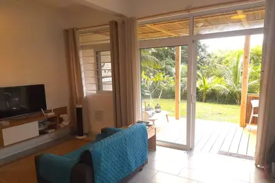 Image de Charmant Logement avec Terrasse, Jardin et Vue Montagne – à 5 min de la Plage