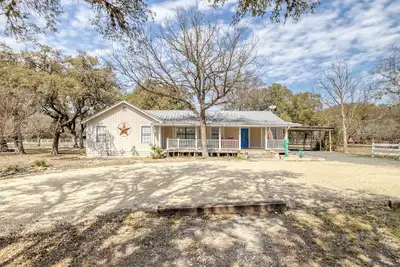 Image de Shady Grove: 4  Br, 3  Ba House in Concan, Sleeps 22