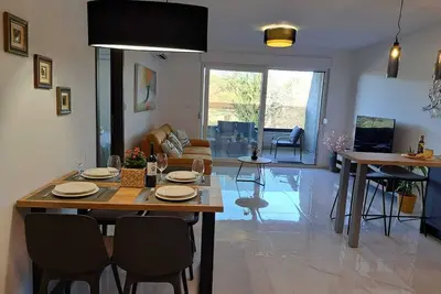 Image de Modern 2-Bedroom Apartment Near the Beach