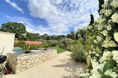 Image de Détente assurée : villa avec piscine et patio intérieur en Provence!