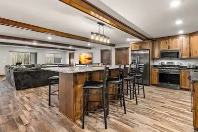 Image de Massive 13br Lodge Near Trails & Lakes – Built for Big Groups