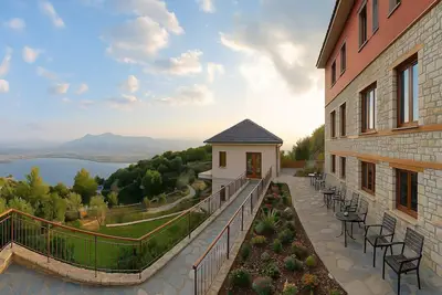 Image de Superior Comfort with Lake Views | Arktos Hotel