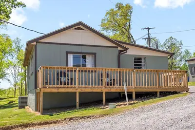 Image de Relax & Recharge, 2br/1ba Lakefront Stay with Boat Slip + Pet-Friendly