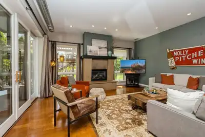 Image de Juniper Presents: A Cool Harbert Loft Near Beaches with Fire Pit