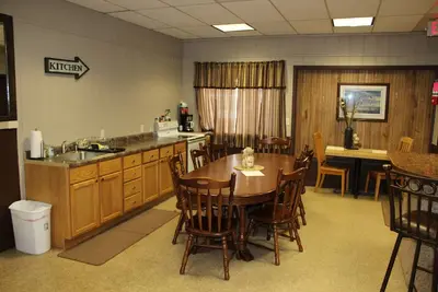 Image de Sleeps 2-13 people, 2 bunkrooms, 2 bath, laundry, bar, kitchen-building Main St.