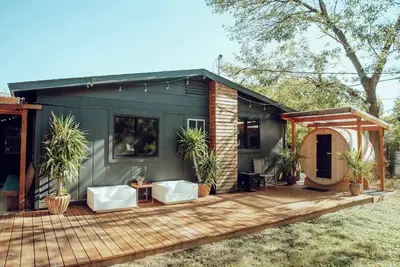 Image de Private Cowboy Pool, Sauna, Fully Fenced Backyard!