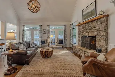 Image de New! Sapphire Mountain Home- Resort Amenities. Mins from downtown Cashiers.