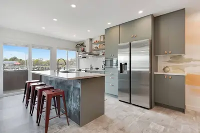 Image de Newly renovated 3-bedroom condo in charming Lewes with pool, walk to beach!