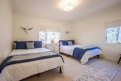 Image de Sapphire Home- Sleeps 12- Hot Tub- Game Room - Pet Friendly