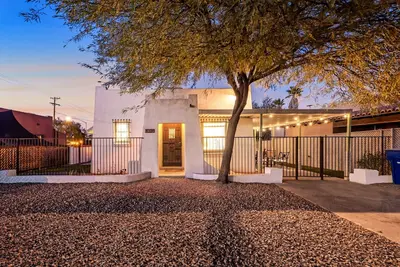 Image de 3-bedroom bungalow in superb Central Tucson location walking distance to U of A.