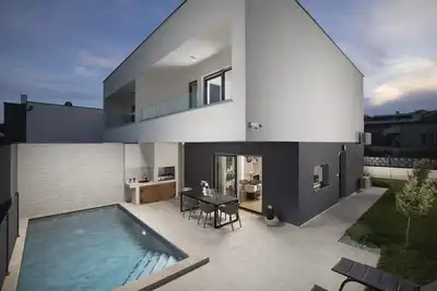 Villa Oasis with Heated Pool – Just 700m from the Sea