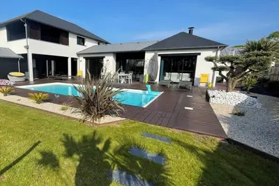 Image de Villa avec piscine et parking privé pour 8 personnes