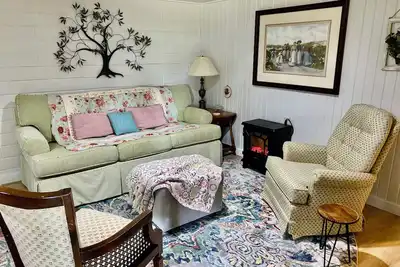 Image de Surprisingly Sunny & Spacious one bedroom vintage basement apt. w/3beds